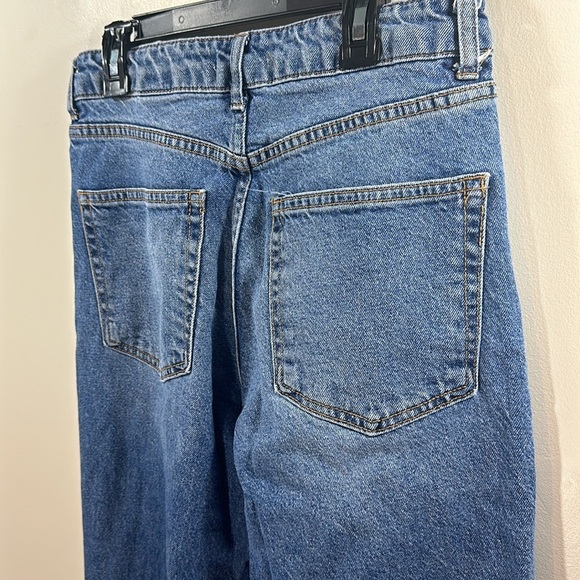 H&M Woman's Siize 8 High wasted Buttoned Jean Hole distressed Cropped  boyfriend - Picture 6 of 7